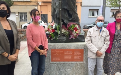 La placa a la plaça dels Avis | Ràdio Sabadell
